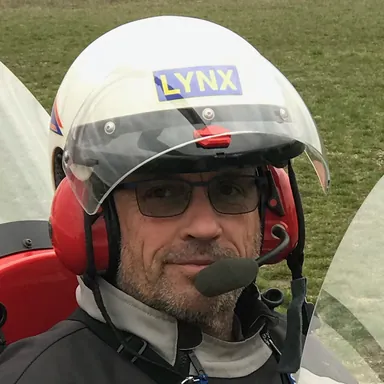 Olivier, casque de vol et micro, à bord de son autogire